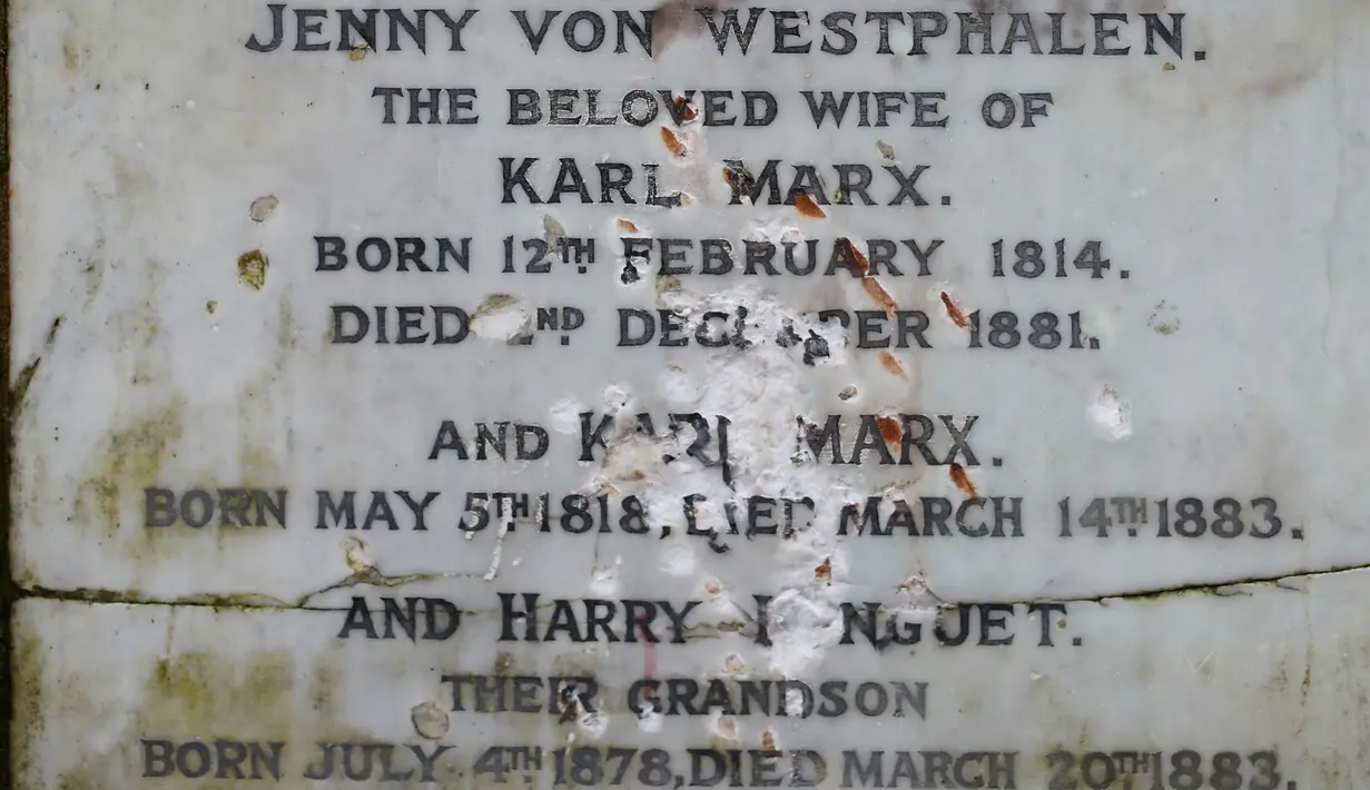 Kerusakan permukaan marmer yang menandakan persemayaman Bapak Komunis, Karl Marx  di Pemakaman Highgate, London, Selasa (5/2). Pihak pengelola makan mengatakan akan memperbaiki monumen itu sedapat mungkin setelan insiden pengrusakan. (Tolga AKMEN/AFP)