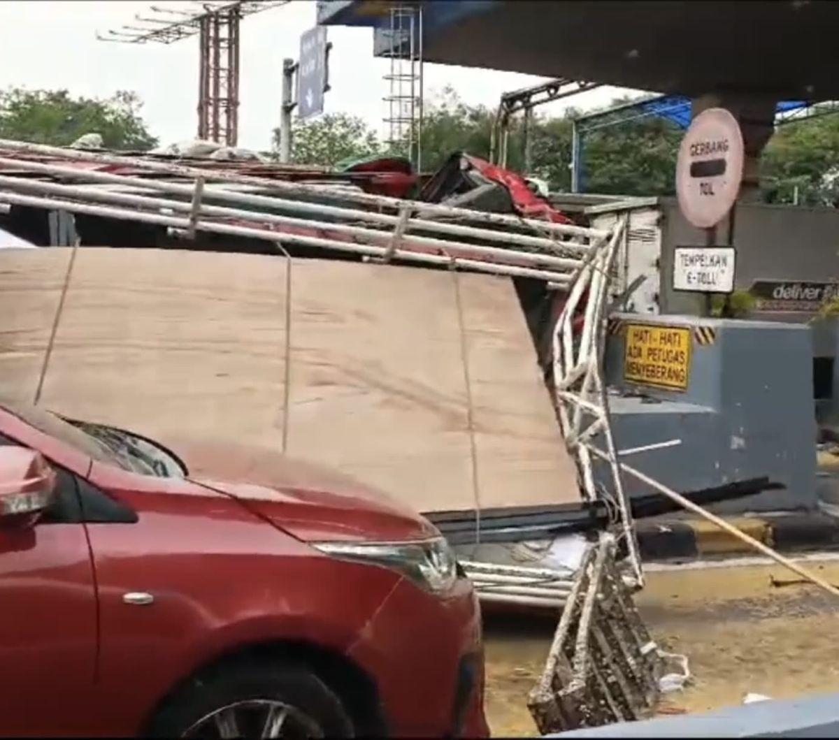Polisi mengamankan pengemudi truk pengangkut mebel buntut kecelakaan beruntun di Gerbang Tol (GT) Halim Utama pada Rabu (27/3). Kecelakaan beruntun tersebut melibatkan 7 kendaraan.&nbsp;