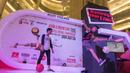 Freestyler, Mathias Andriyadi (kanan) berhasil menjadi pemenang Indonesia Freestyle Football Championship 2015 di Mall Pluit Village, Jakarta, Sabtu (14/11/2015). (Bola.com/Vitalis Yogi Trisna)