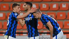 Pemain Inter Milan Ivan Perisic (kanan) bersama rekan setimnya Nicolo Barella (kiri) dan Achraf Hakimi usai mencetak gol ke gawang Spezia pada pertandingan Serie A Liga Italia di Stadion Alberto-Picco, La Spezia, Italia, Rabu (21/4/2021). Pertandingan berakhir dengan skor 1-1. (ANDREAS SOLARO/AFP)
