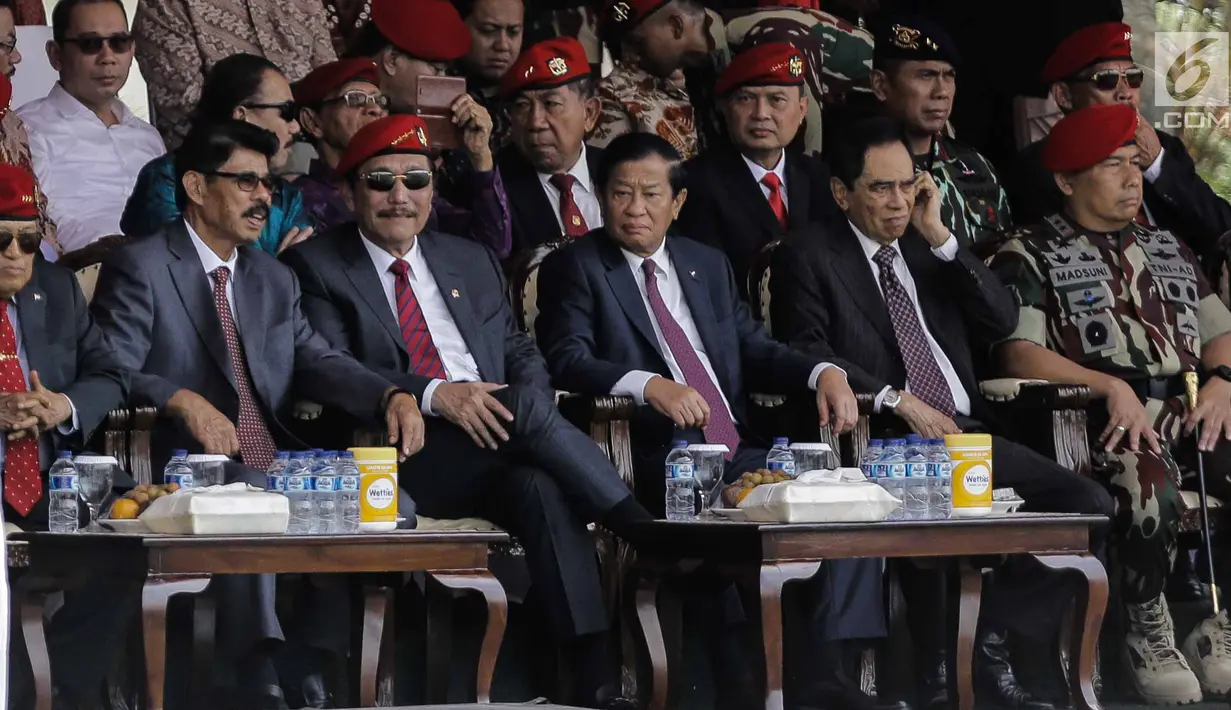 Mantan Danjen Kopassus Jenderal TNI (Purn) Agum Gumelar dan Menko Kemaritiman Jenderal TNI (Purn) Luhut Binsar Panjaitan menghadiri upacara penyerahan Satuan di Lapangan Mako Kopassus, Jakarta, Jumat (23/3). (Liputan6.com/Faizal Fanani)