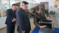  Pemimpin Korea Utara, Kim Jong-Un melihat material kimia di Akademi Ilmu Pertahanan pada tanggal 23 Agustus 2017. Dalam kunjungannya Kim Jong-un ditunjukkan tentang proses pembuatan ujung kepala rudal balistik antara benua. (AFP Photo/Kcna Via Kns/Str)