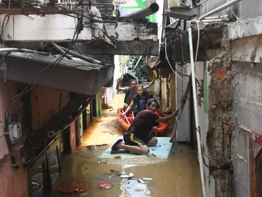 Warga dievakuasi dengan perahu karet saat banjir di kawasan Cawang, Jakarta Timur, Senin (3/3/2025). (merdeka.com/Arie Basuki)