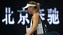 Petenis Rusia, Maria Sharapova meninggalkan lapangan setelah kalah dari Simona Halep dari Rumania pada  turnamen tenis China Terbuka di Diamond Court di Beijing, Rabu, (4/10). Sharapova kalah 6-2 6-2 dalam waktu 72 menit. (AP Photo/Mark Schiefelbein)