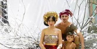 Jessica Iskandar mengunggah potret kebersamaannya bersama sang suami Vincent Verhaag dan putranya El Barack. Ketiganya pun tampak serasi dalam balutan busana adat Bali. (Instagram/inijedar).