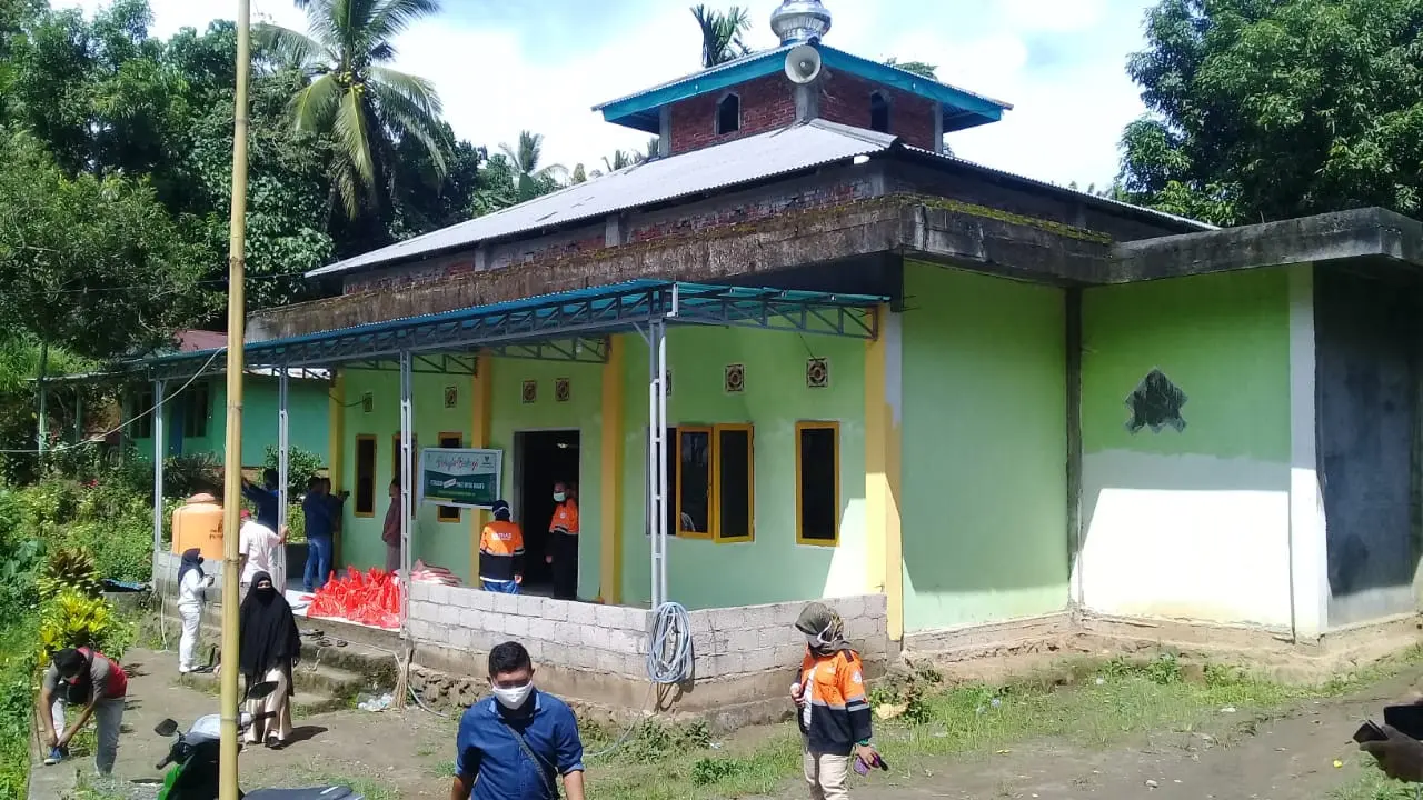 Penyaluran bantuan di Masjid Baitul Syakur, Kampung Loreng, Bailang, Kecamatan Bunaken, Manado.