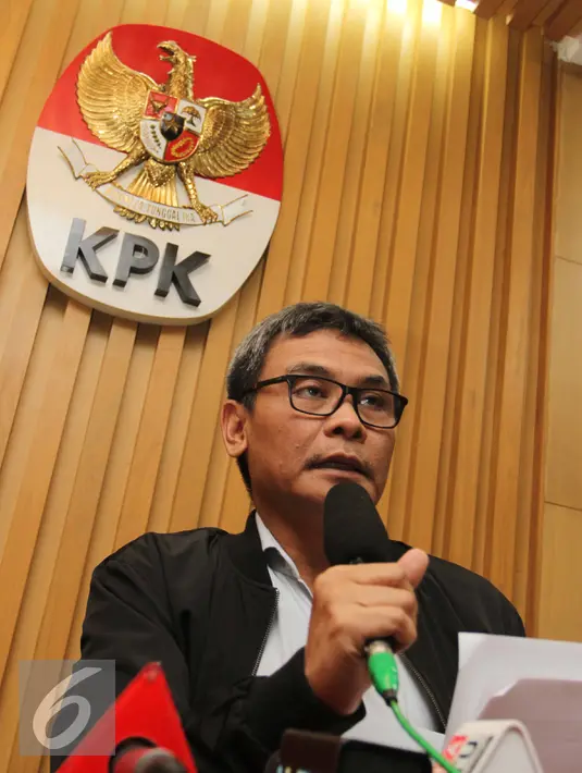 Plt Wakil Ketua KPK Johan Budi saat konferensi pers di Gedung KPK, Jakarta, Jumat (14/8/2015). KPK resmi menetapkan Bupati Musi Banyuasin Pahri Azhari dan istrinya sebagai tersangka kasus suap di Kabupaten Musi Banyuasin. (Liputan6.com/Helmi Afandi)