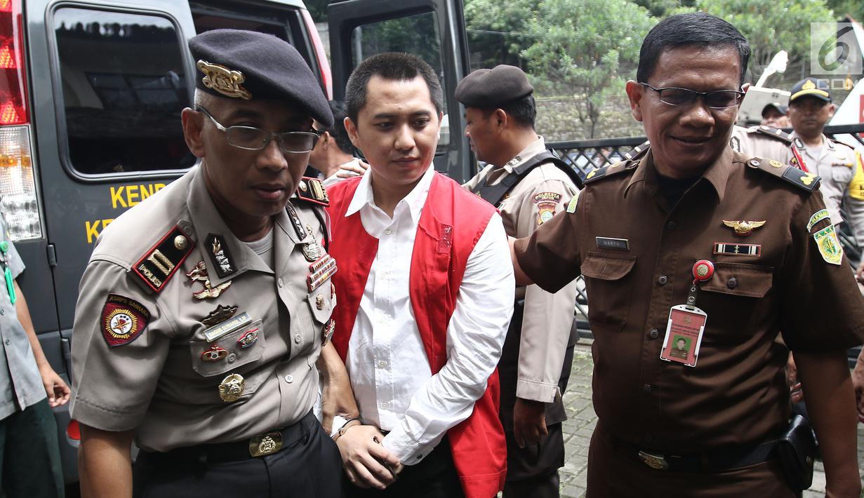 Terdakwa bos First Travel, Andika Surachman setibanya untuk menjalani sidang lanjutan di Pengadilan Negeri Depok, Senin (5/3). Sidang beragenda mendengarkan keterangan 6 saksi kasus penipuan agen travel calon jamaah umrah. (Liputan6.com/Herman Zakharia)