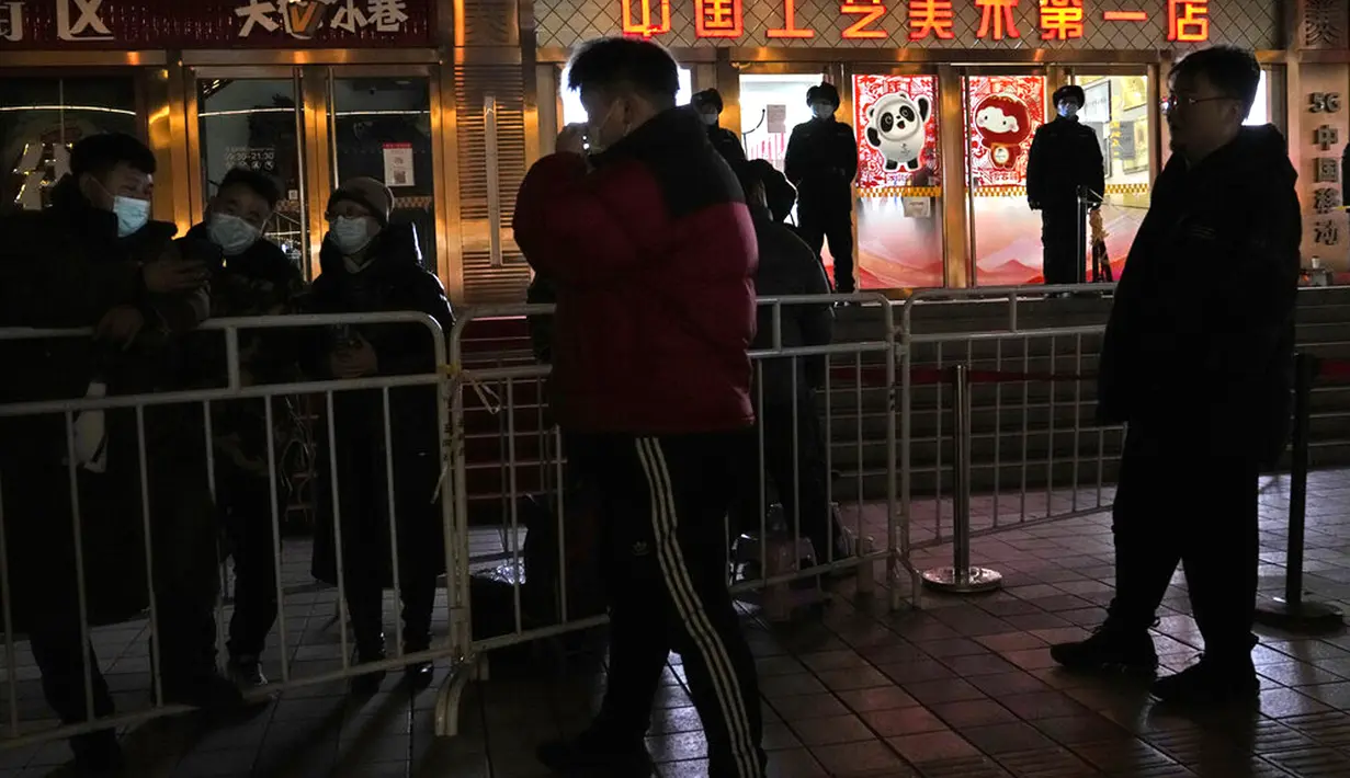 Warga antre untuk membeli maskot Olimpiade Musim Dingin 2022 di luar Gongmei Emporium, Beijing, China, 8 Februari 2022. Antrean panjang terjadi dalam beberapa hari terakhir untuk mendapatkan suvenir Olimpiade Musim Dingin 2022, terutama maskot Bing Dwen Dwen. (AP Photo/Ng Han Guan)