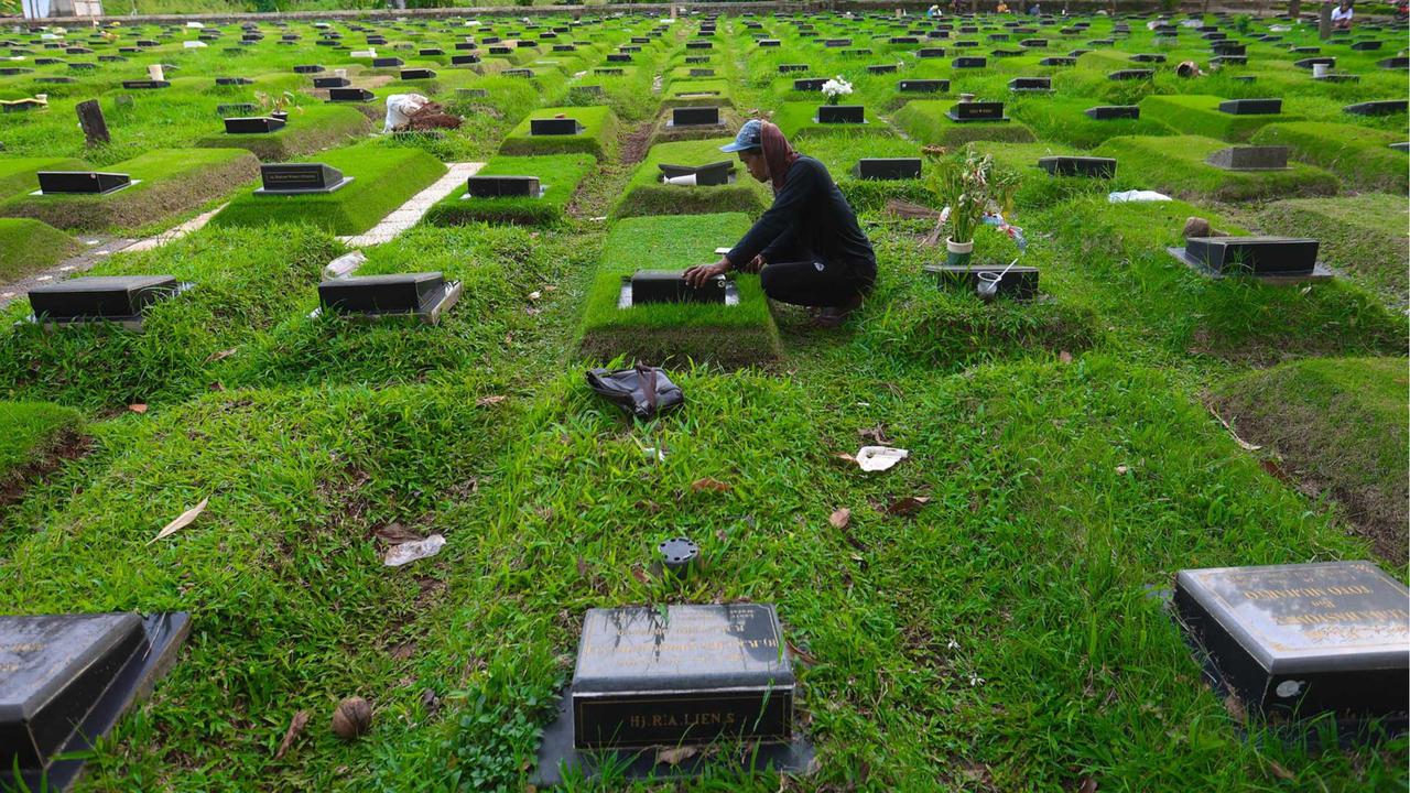 FOTO: Jakarta Krisis Makam: Warga Terpaksa Gunakan Sistem Tumpang