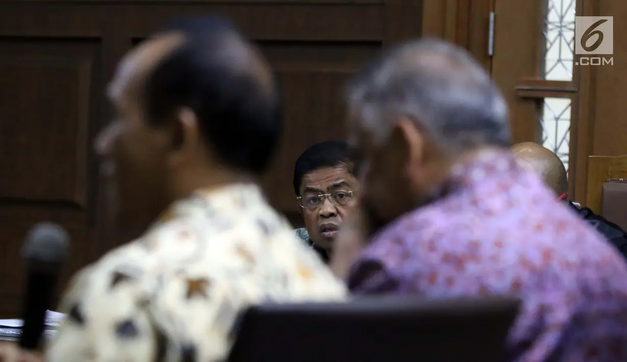 Terdakwa dugaan suap kerja sama pembangunan PLTU Riau-1 Idrus Marham menyimak keterangan Direktur Pengadaan Strategis 2 PT PLN Supangkat Iwan Santoso saat sidang lanjutan di Pengadilan Tipikor, Jakarta, Selasa (12/2). (Liputan6.com/Helmi Fithriansyah)
