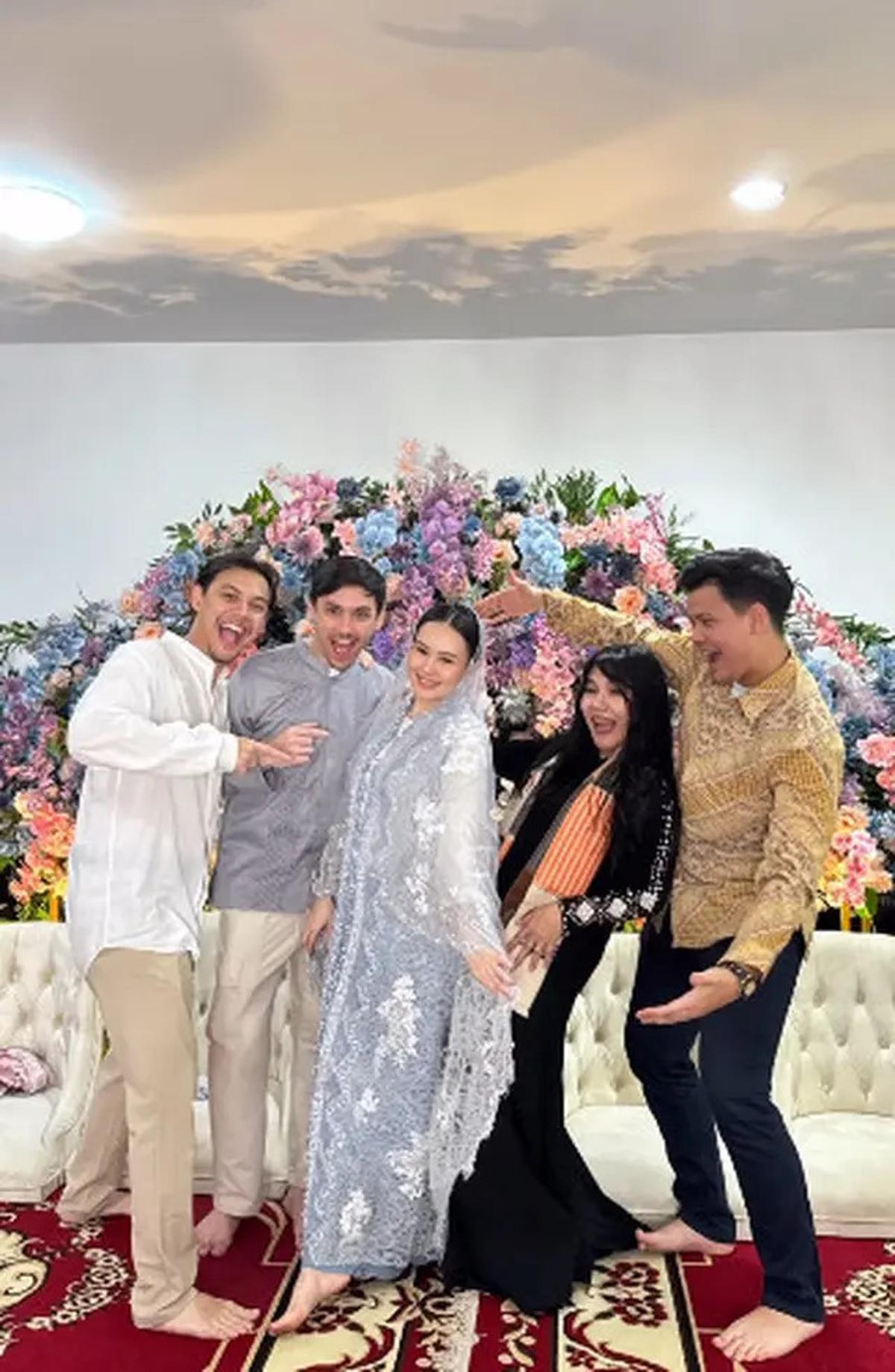 7 Potret Tasyakuran Kehamilan Sarah Gibson, Sempat Dua Kali Keguguran