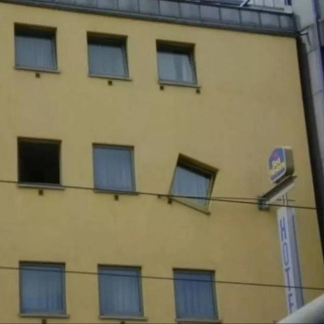 7 Desain Bangunan Di Tempat Umum Ini Sukses Bikin Gagal Paham.