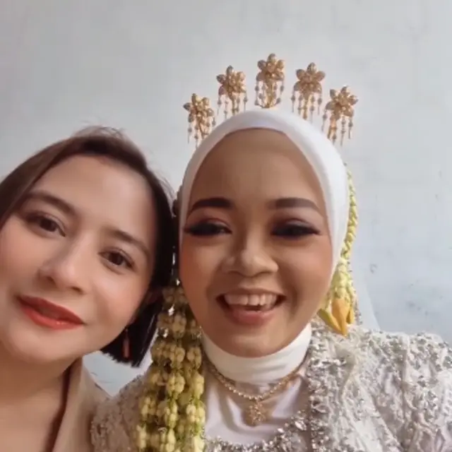 Potret Prilly Latuconsina Jadi Pengiring Pengantin di Nikahan Fans