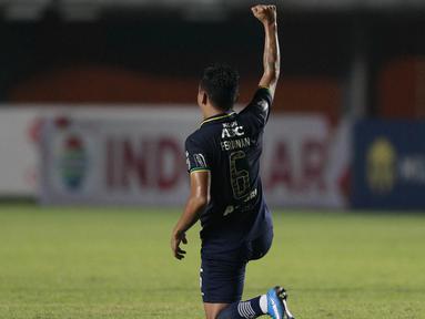 Striker Persib Bandung, Ferdinand Sinaga melakukan selebrasi usai mencetak gol kedua timnya ke gawang Persiraja Banda Aceh dalam laga matchday ke-3 Grup D Piala Menpora 2021 di Stadion Maguwoharjo, Sleman, Jumat (2/4/2021). Persib menang 2-1 atas Persiraja. (Bola.com/M Iqbal Ichsan)