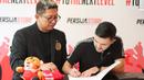 <p>Oliver Bias (kanan), pemain asing baru Persija Jakarta asal Filipina menandatangani surat kontrak didampingi Presiden Persija Jakarta, Muhammad Prapanca dalam acara perkenalan di Persija Store, Kuningan, Jakarta Selatan, Kamis (27/7/2023). (Bola.com/Abdul Aziz)</p>