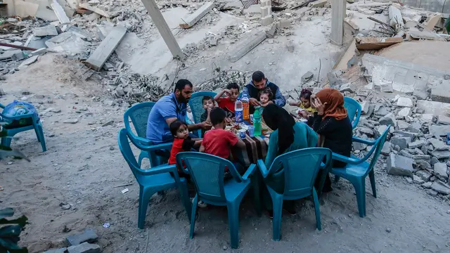 Potret Penduduk Gaza Berbuka Puasa di Tengah Reruntuhan Bangunan