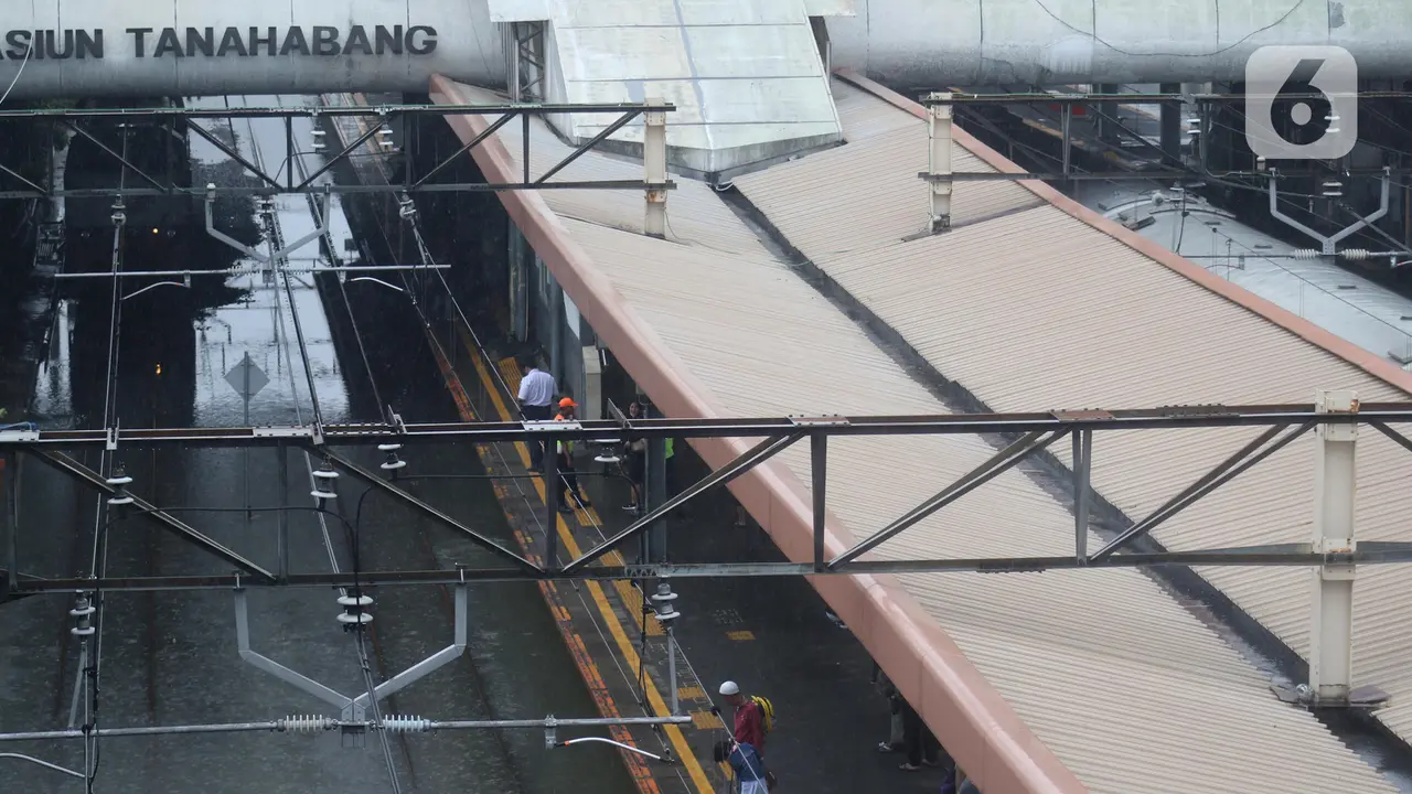 Rel Tergenang, Stasiun Tanah Abang Lumpuh