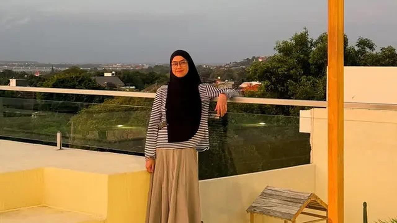 9 Inspirasi Hijaber Modern 40 Tahun Revalina S Temat, Effortless tapi Elegan
