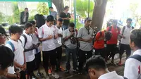 Persija U-21 mendapat perhatian dari peserta dan pengunjung festival di Lapangan Banteng sebelum berangkat ke Stadion Cendrawasih, Jakbar, Minggu (21/8/2016), untuk menjamu Bhayangkara SU. (Bola.com/Gerry Anugrah Putra)