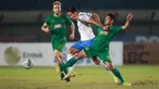 Pemain Persib Bandung, Ezra Walian (tengah) berebut bola dengan pemain PSS Sleman, Manda Cingi saat laga perempat final Piala Presiden 2022 antara Persib Bandung melawan PSS Sleman di Stadion Si Jalak Harupat, Bandung, Jumat (01/07/2022). (Bola.com/Bagaskara Lazuardi)