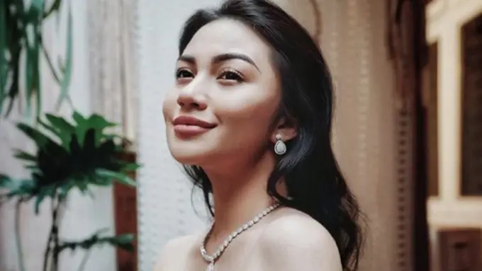 Ariel Tatum dengan Makeup Sensual yang Bikin Hati Terpana