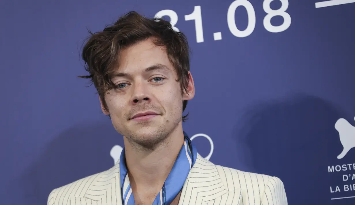 Harry Styles berpose selama sesi pemotretan untuk film "Don't Worry Darling" selama Venice Film Festival 2022 ke-79 di Venesia, Italia (5/9/2022). (Photo by Joel C Ryan/Invision/AP)