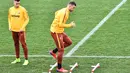 Striker AS Roma, Edin Dzeko melakukan pemanasan saat latihan di Trigoria, selatan Roma (5/3). Roma akan bertanding melawan Porto pada leg kedua babak 16 besar Liga Champions di Estadio do Dragao. (AFP Photo/Andreas Solaro)