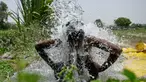 Seorang pria mandi di bawah air yang mengalir dari pipa di sepanjang dataran Yamuna pada suatu sore di New Delhi pada tanggal 29 Mei 2024. (Arun SANKAR/AFP)