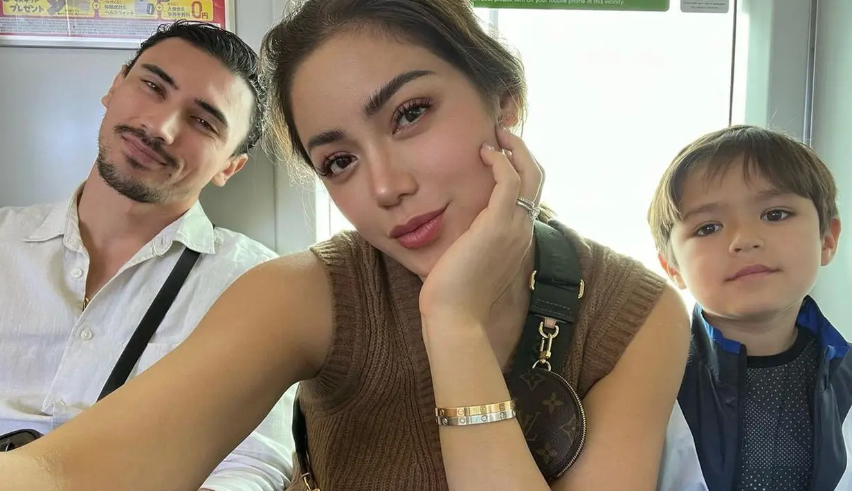 Potret bahagia Jedar bersama suami saat menikmati quality time bersama dua anaknya. "Geng seumur hidup berjalan-jalan Tokyo, Jepang. Bayi Don sibuk tidur," tulis inijedar. [Instagram/inijedar]