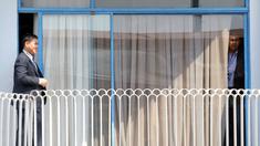 Waketum PSSI, Erwin Dwi Budiawan (kiri) dan Edhi Prasetyo, Sekjen FFI bersantai sejenak usai Kongres Luar Biasa PSSI di Hotel Mercure, Ancol, Rabu (3/8/2016). (Bola.com/Nicklas Hanoatubun)