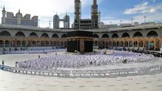 Barisan jemaah salat di Masjidil Haram di kota suci Mekah, Arab Saudi, pada 30 Desember 2021, menyusul pemberlakuan pembatasan baru akibat lonjakan kasus COVID-19. (AFP Photo)