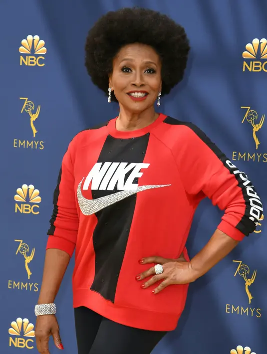 Aktris Jenifer Lewis menghadiri perhelatan akbar Emmy Awards 2018 di Teater Microsoft, Los Angeles, Senin (17/9). Jenifer memakai sweater dari brand Nike demi menunjukkan dukungannya kepada mantan pemain NFL, Colin Kaepernick. (AFP/VALERIE MACON)