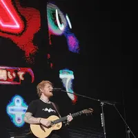 Jadi persinggahan terakhir tur di Asia, Ed Sheeran tampil maksimal di Jakarta. (Bambang E Ros/Fimela.com)