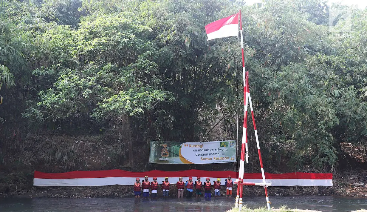 Komunitas Ciliwung Depok mengikuti upacara bendera di Sungai Ciliwung, Jawa Barat, Jumat (17/8). Upacara di tengah aliran Sungai Ciliwung tersebut dalam rangka memperingati HUT ke-73 Republik Indonesia. (Liputan6.com/Immanuel Antonius)