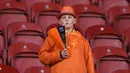 Seorang pendukung Belanda tampak murung menyaksikan kegagalan De Oranje lolos ke Piala Eropa 2016 usai takluk dari Ceska 2-3 di Stadion Amsterdam Arena, Belanda, Rabu (14/10/2015). (AFP Photo/Emmanuel Dunand)