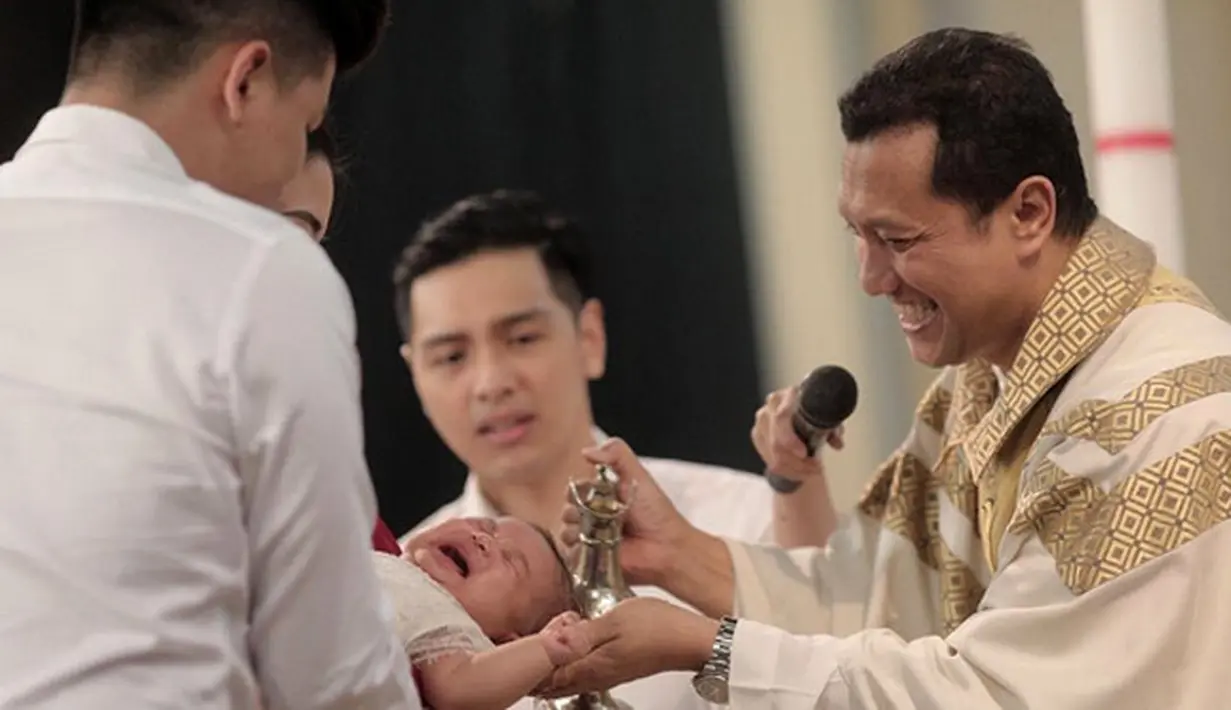 "Bridget Nastusha Olivia Alinskie. Baptised in the name of the Father, and of the Son, and of the Holy Spirit. 10 december 2016," tulis akun nastusha.olivia.alinskie. (Instagram/nastusha.olivia.alinskie)