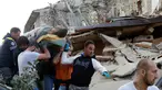 Seorang pria dengan keadan hidup dibawa usai tertimbun reruntuhan akibat gempa dahsyat menghantam kota Amatrice, Italia tengah, (24/8). Gempa menyebabkan kerusakan besar dan getarannya membuat panik penduduk yang sedang tertidur. (REUTERS/Remo Casilli) 