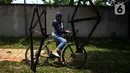 Pemilik workshop Arana Bike Deny Hesti menaiki sepeda yang terbuat dari bambu di kawasan Gunung Putri, Kabupaten Bogor, Jawa Barat, Selasa (15/3/2022). Selama pandemi, Arana Bike memproduksi dua tipe yakni Komodo dan Minivelo yang semua rangka sepedanya terbuat dari bambu. (merdeka.com/Imam Buhori)
