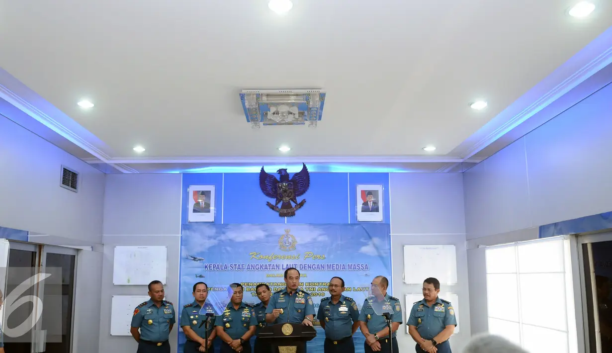 KSAL, Laksamana TNI Ade Supandi (tengah) memberikan keterangan usai menyaksikan penandatanganan kontrak pengadaan barang dan jasa dengan sejumlah mitra di Mabes TNI AL, Jakarta, Kamis (7/1/2016). (Liputan6.com/Helmi Fithriansyah)