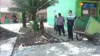 Dari rekaman video amatir milik warga, viral sebuah batu kerikil bergerak sendiri dan menghebohkan warga di Jember, Jawa Timur. Batu tersebut pertama kali ditemukan oleh tukang bangunan di SMP Negeri 1 Mayang pada (17/06/2021).