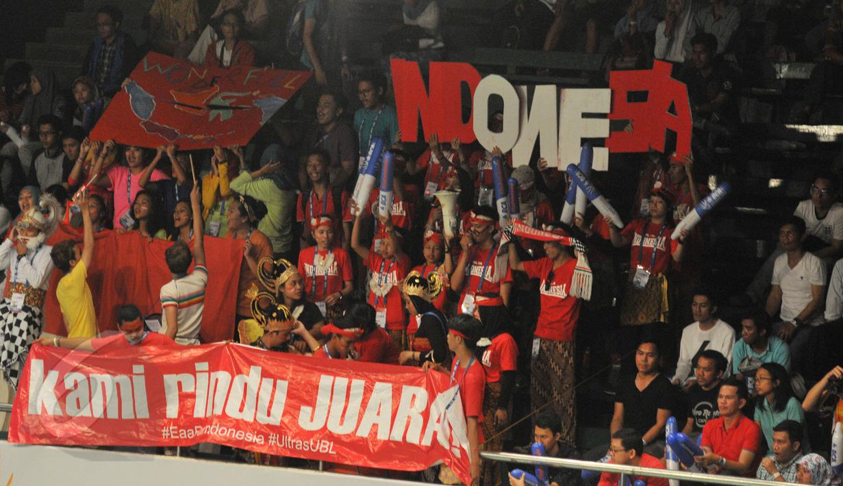 Para suporter saat menyaksikan turnamen BCA Indonesia Open Superseries Premier 2015 di Gelora Bung Karno, Jakarta, Selasa (3/6/2015). Nitya Krishinda M dan Greysia Polii  menang 21-13 21-10. (Liputan6.com/Herman Zakharia)