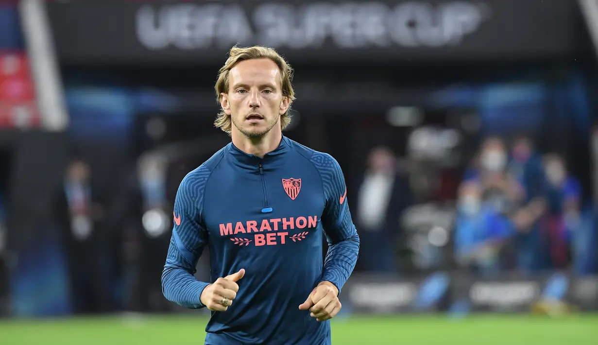 3. Ivan Rakitic - Pemain asal Kroasia ini kembali ke Sevilla usai tidak masuk dalam rencana Ronald Koeman di Barcelona pada musim panas ini. Ivan Rakitic kembali ke Sevilla setelah enam tahun meninggalkan klub yang membesarkan namannya pada 2011-2014. (AFP/Attila Kisbenedek)