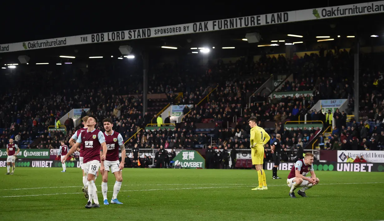Reaksi para pemain Burnley setelah Manchester United mencetak gol ke gawang mereka pada pertandingan Liga Inggris di Turf Moor, Burnley, Inggris, Sabtu (28/12/2019). MU menang 2-0 dan melonjak ke posisi lima klasemen. (Oli SCARFF/AFP).