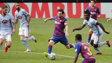 Striker Barcelona, Lionel Messi, melepaskan tendangan ke gawang Celta Vigo pada laga La Liga di Stadion Balaidos, Sabtu (27/6/2020). Kedua tim bermain imbang 2-2. (AP/Lalo Villar)