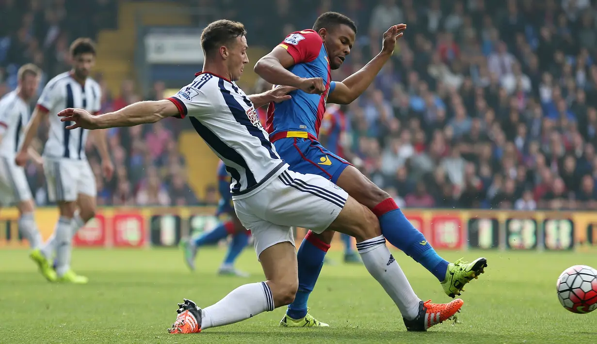 Pemain West Brom James Chester (kiri) berebut bola dengan pemain Crystal Palace Fraizer Campbell saat Laga Liga Inggris di Selhurst Park, London, Sabtu (3/10/2015). Crystal Palace menang 20 atas WBA. Action Images via Reuters / Matthew Childs  
