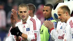 Hamburg&#039;s goal scorer Mladen Petric celebrates with his teammates after German Bundesliga match Hamburg SV vs. Bayern Munich in Hamburg on January 30, 2009. Hamburg won the match 1-0. AFP PHOTO/ROLAND MAGUNIA