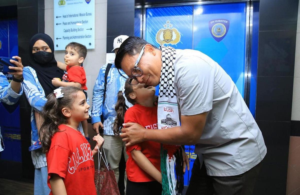 Potret Irjen Krishna Murti Bertemu Anak-Anak Palestina,