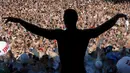 Orang – orang menari sambil di iringi musik pada pesta kolam air di Festival Circuit Vilassar de Dalt, Barcelona, Spanyol, Senin (11/8/2015). Sekitar 8.000 kaum gay dan lesbian meramaikan Festival ini. (REUTERS/Albert Gea)