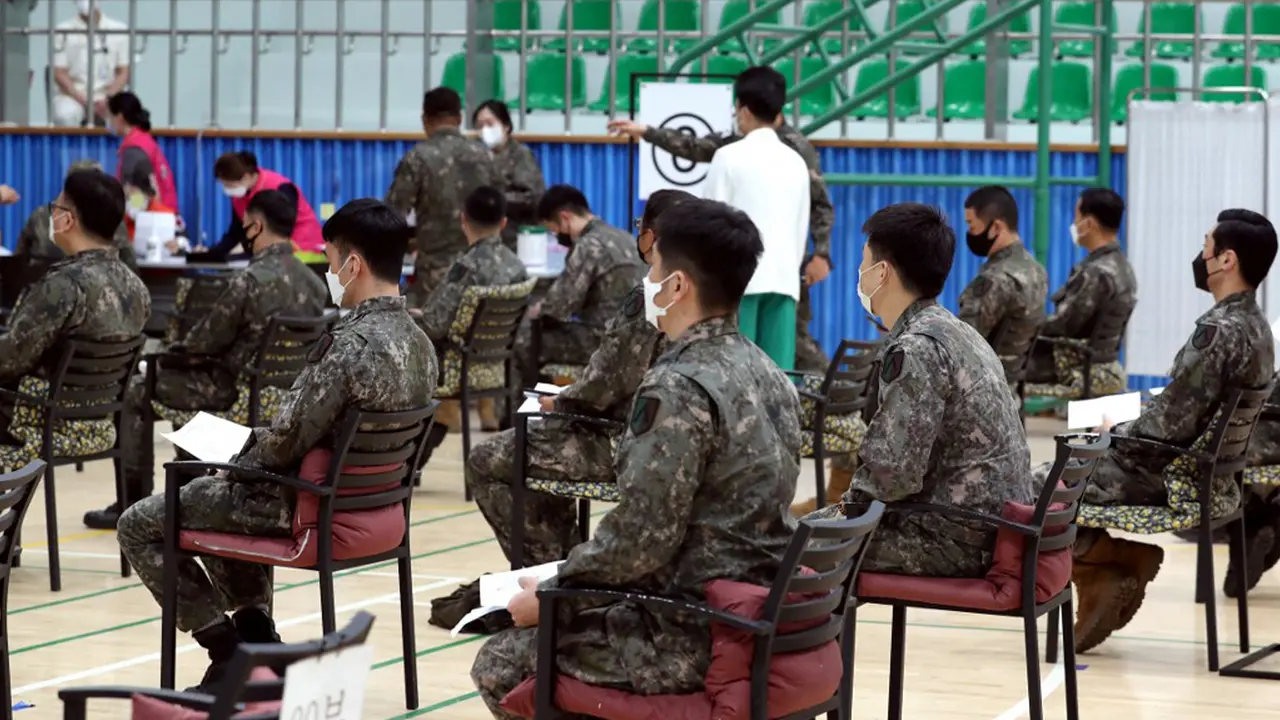 FOTO: Tentara Korea Selatan Mulai Disuntik Vaksin COVID-19